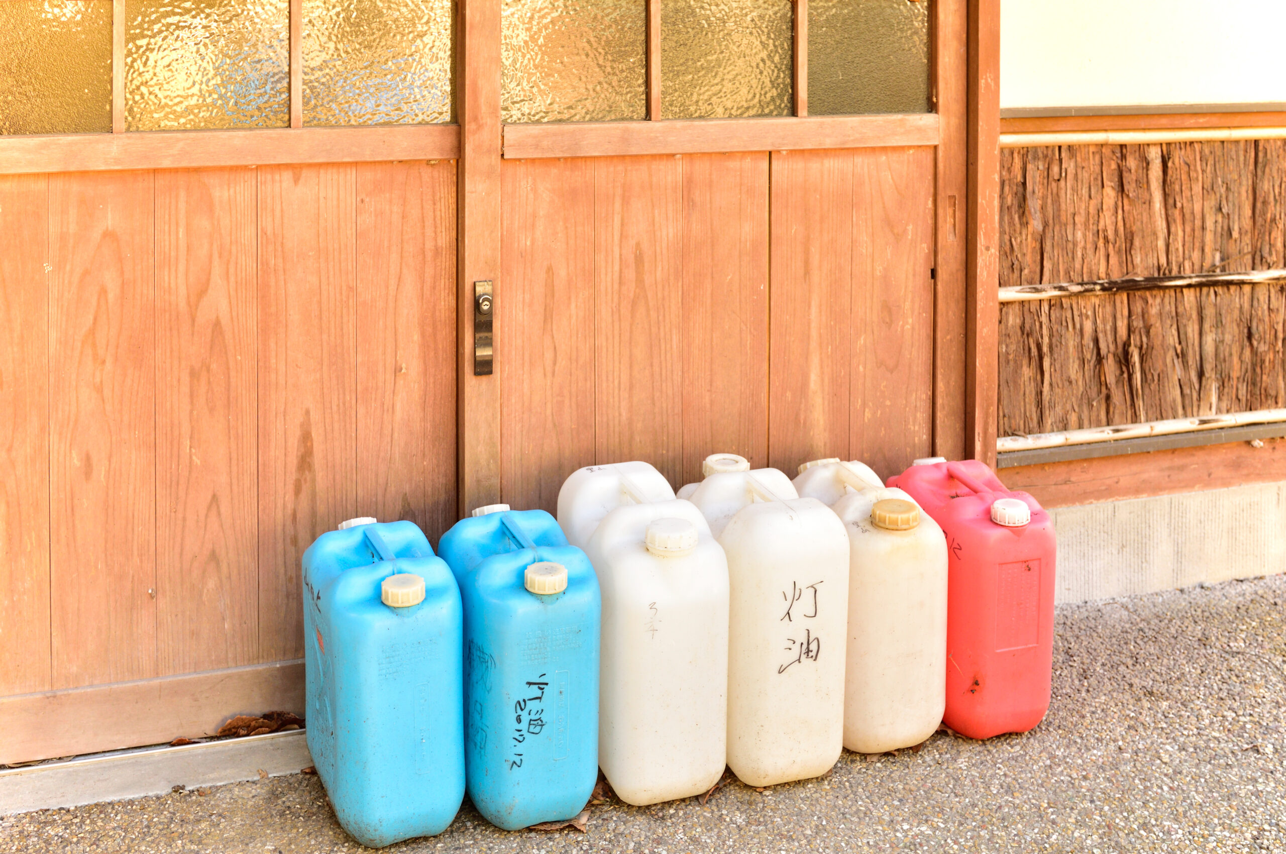 古い灯油に新しい灯油を追加しても大丈夫？注意点とリスクを徹底解説