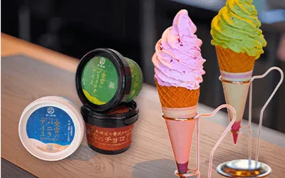 ソフトクリームやカップに入ったアイスクリームが並んでいる様子