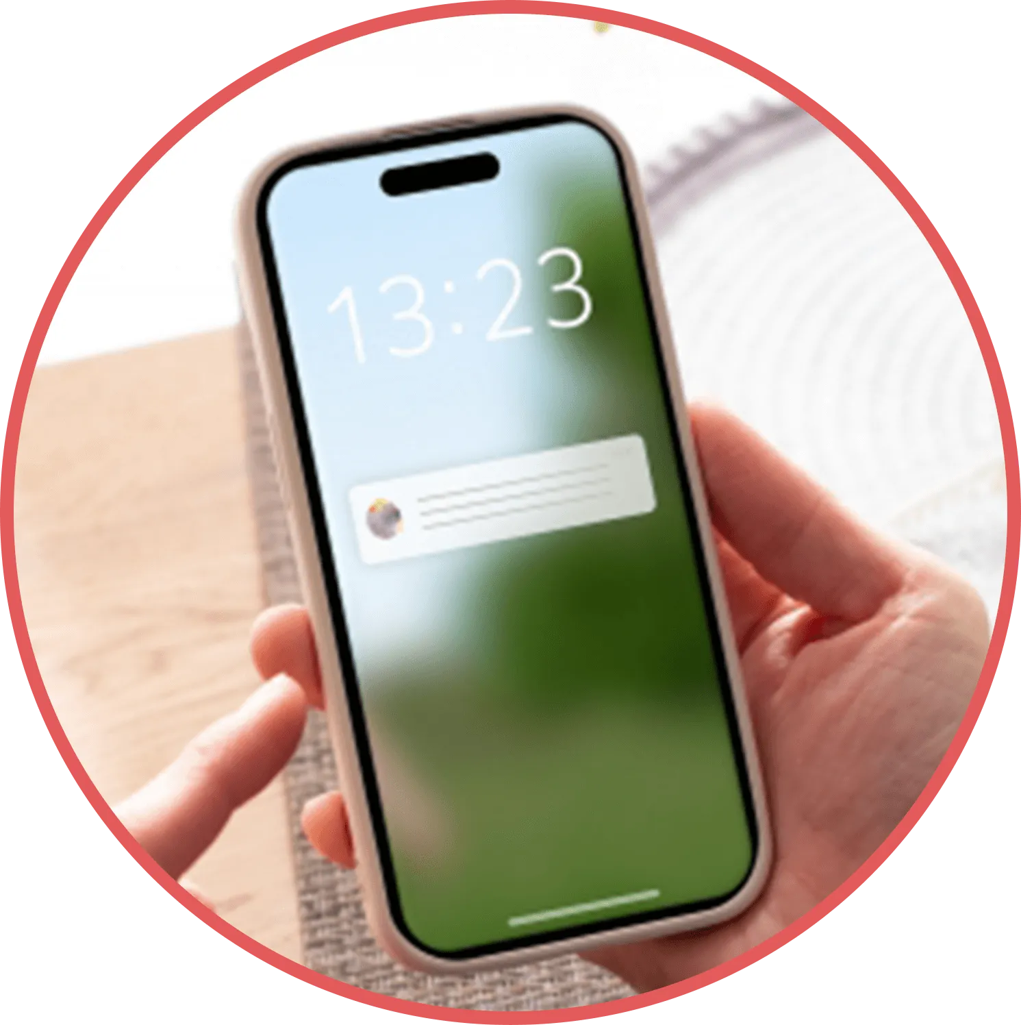 スマートフォンを手にする画像